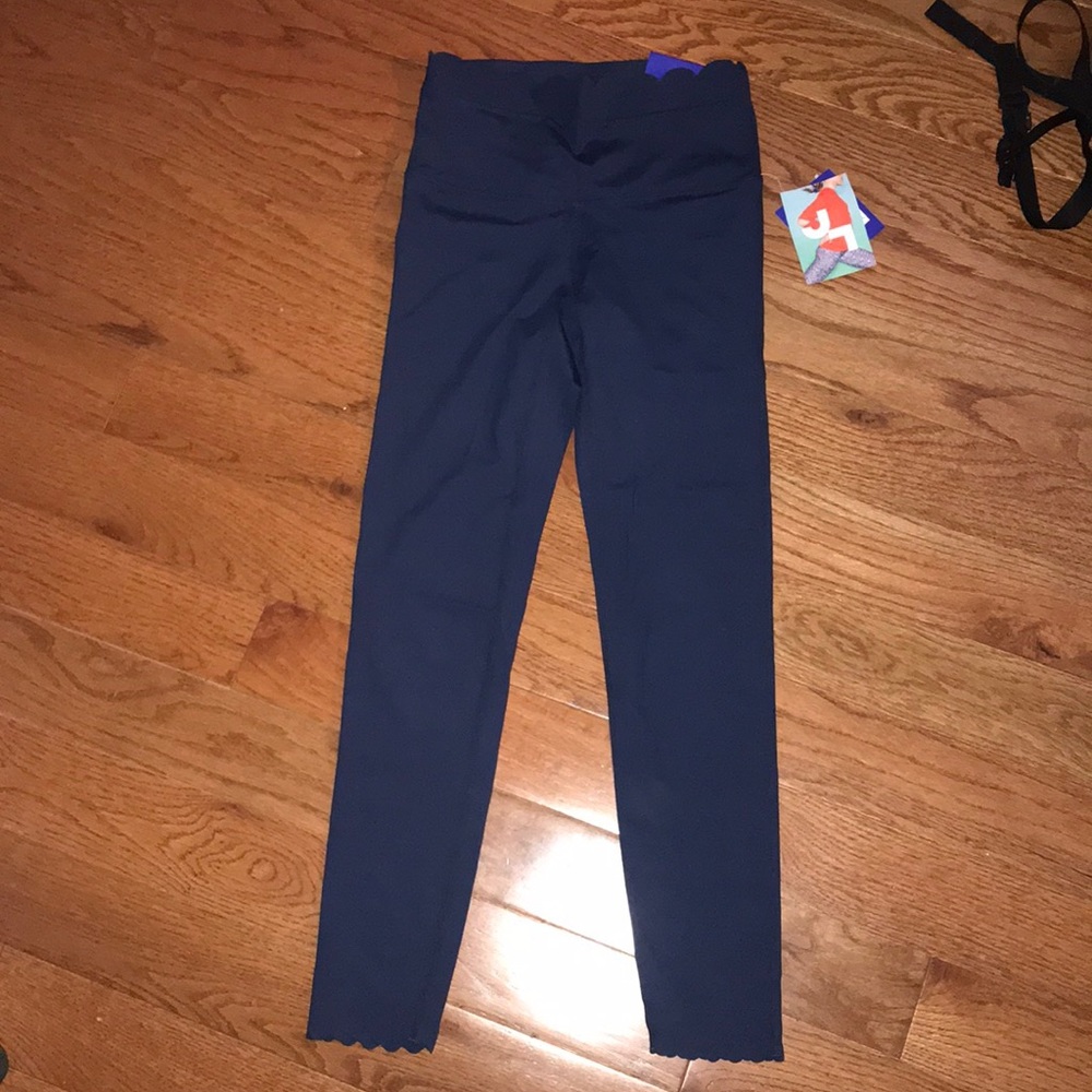 Never worn leggings w cute cut